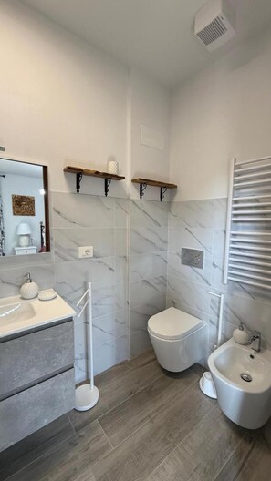 Zimmer, 1 Schlafzimmer, barrierefrei, Balkon | Badezimmer