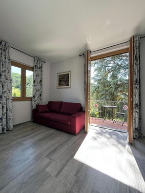 Room, 1 Bedroom, Accessible, Balcony | Living area