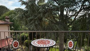 Chambre, 1 chambre, accessible aux personnes à mobilité réduite, balcon | Restauration extérieure