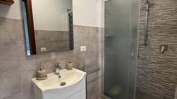 Chambre, 1 chambre, accessible aux personnes à mobilité réduite, terrasse | Salle de bain