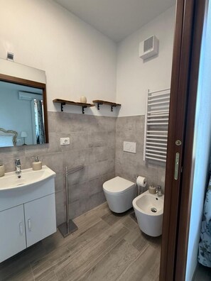 Room, 1 Bedroom, Accessible, Patio | Bathroom
