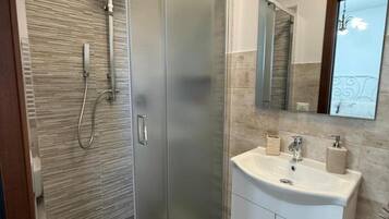 Chambre, 1 chambre, accessible aux personnes à mobilité réduite, patio | Salle de bain