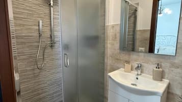 Chambre, 1 chambre, accessible aux personnes à mobilité réduite, terrasse | Salle de bain
