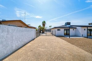 المنطقة المحيطة بالمنشأة