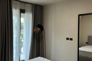 1 dormitorio, tabla de planchar con plancha, Internet y ropa de cama