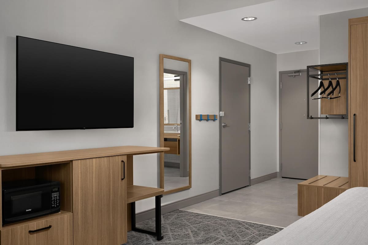 Room, 1 King Bed, Accessible (Mobility/Hearing, Roll-In Shower)