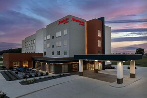 A Hampton Inn hotel with a modern design, featuring a flat roof and a prominent signage. - Hampton Inn By Hilton Dexter (Dexter)