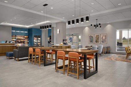 Lobby. Hampton Inn By Hilton Dexter