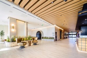 Lobby - The Key Hotel Dubuque, Tapestry Collection by Hilton (Dubuque)