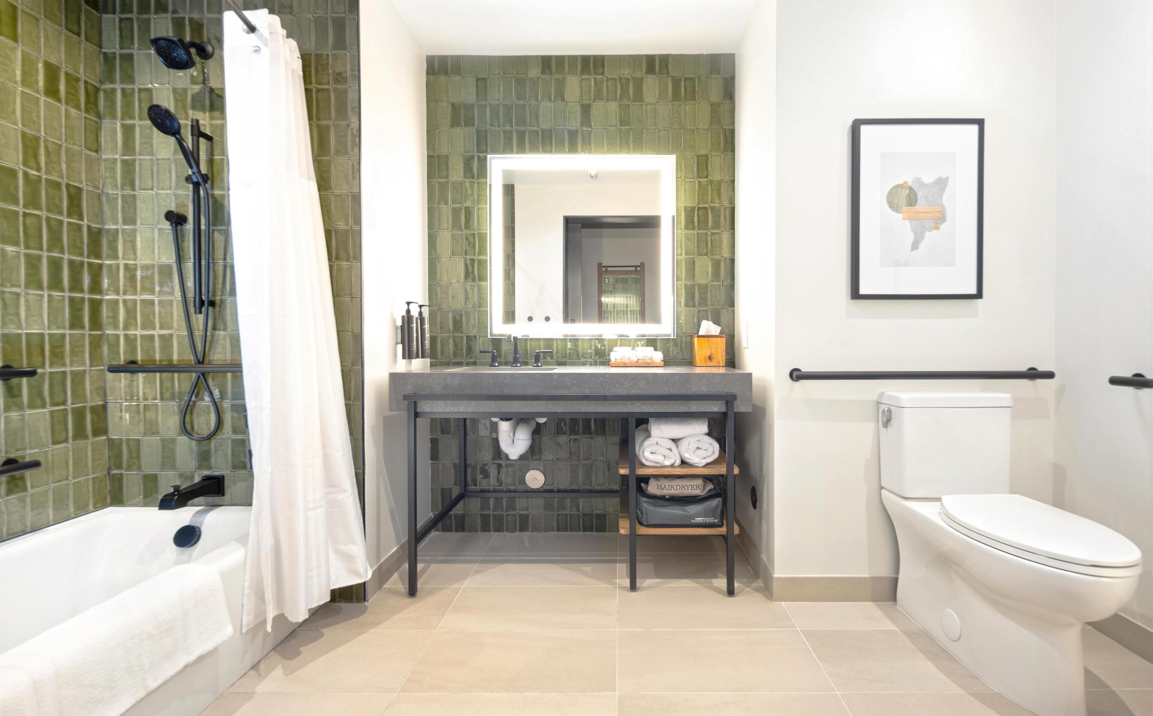 Room, 1 King Bed, Accessible, Bathtub | Bathroom