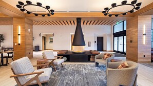 Ein modernes Interieur mit Kamin, Sitzecke und Holzelementen.
