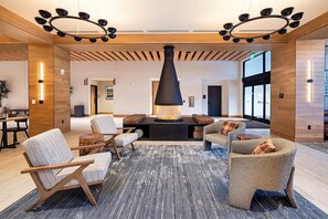 Lobby - The Key Hotel Dubuque, Tapestry Collection by Hilton (Dubuque)