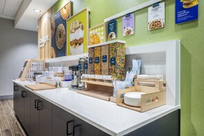 Breakfast area - Spark By Hilton Madison Central (Madison)