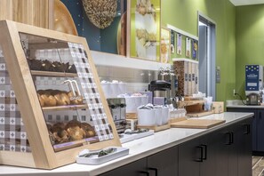 Breakfast area - Spark By Hilton Madison Central (Madison)