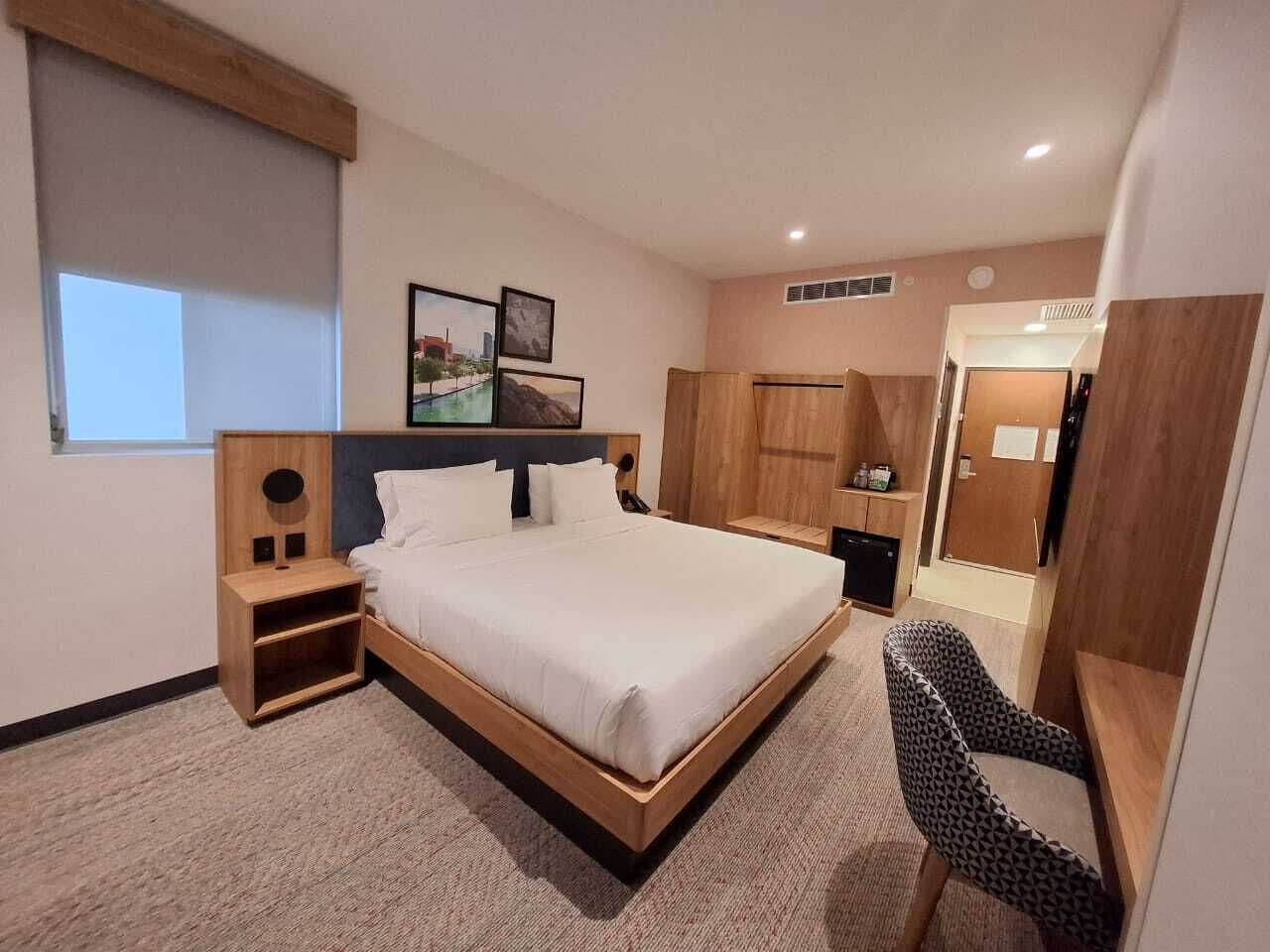 Habitación, 1 cama Queen size | Caja de seguridad en la habitación, muebles diferentes y escritorio 