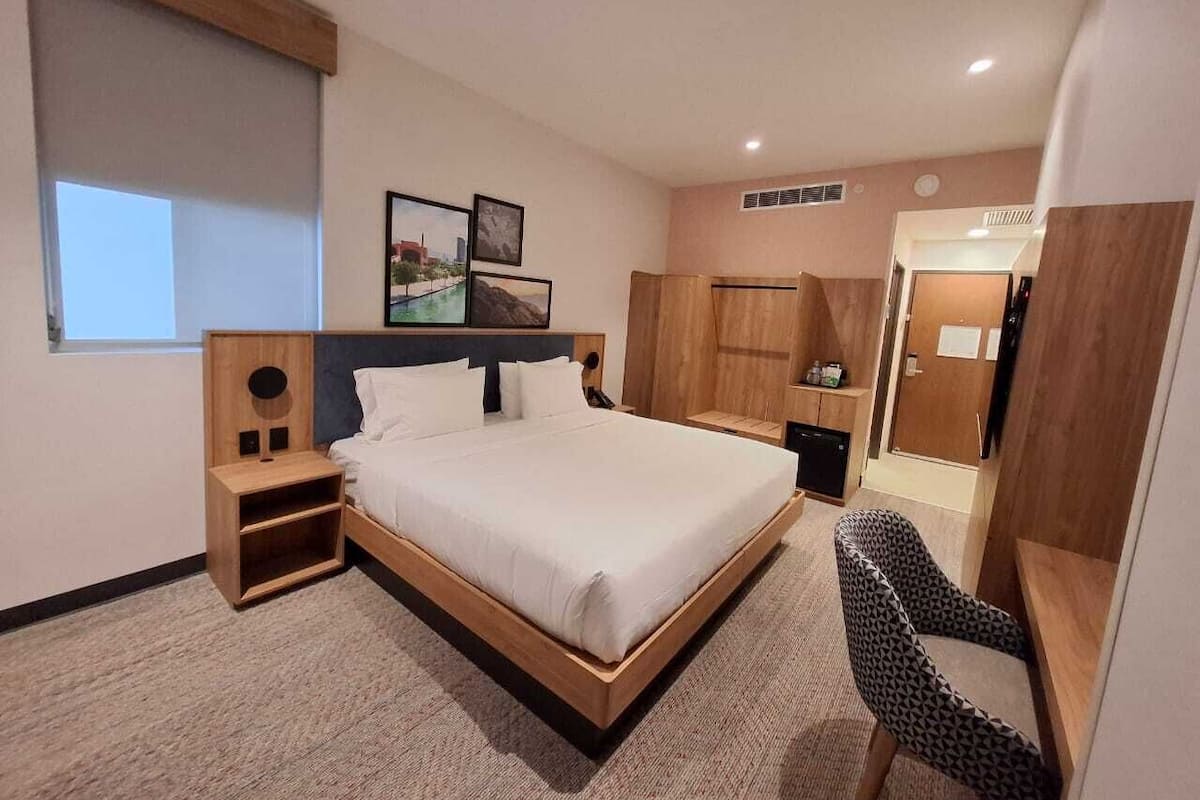 Habitación, 1 cama Queen size | Caja de seguridad en la habitación, muebles diferentes y escritorio
