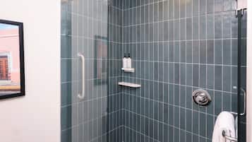 Regadera, toallas, jabón, shampoo