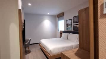 Caja de seguridad en la habitación, muebles diferentes y escritorio