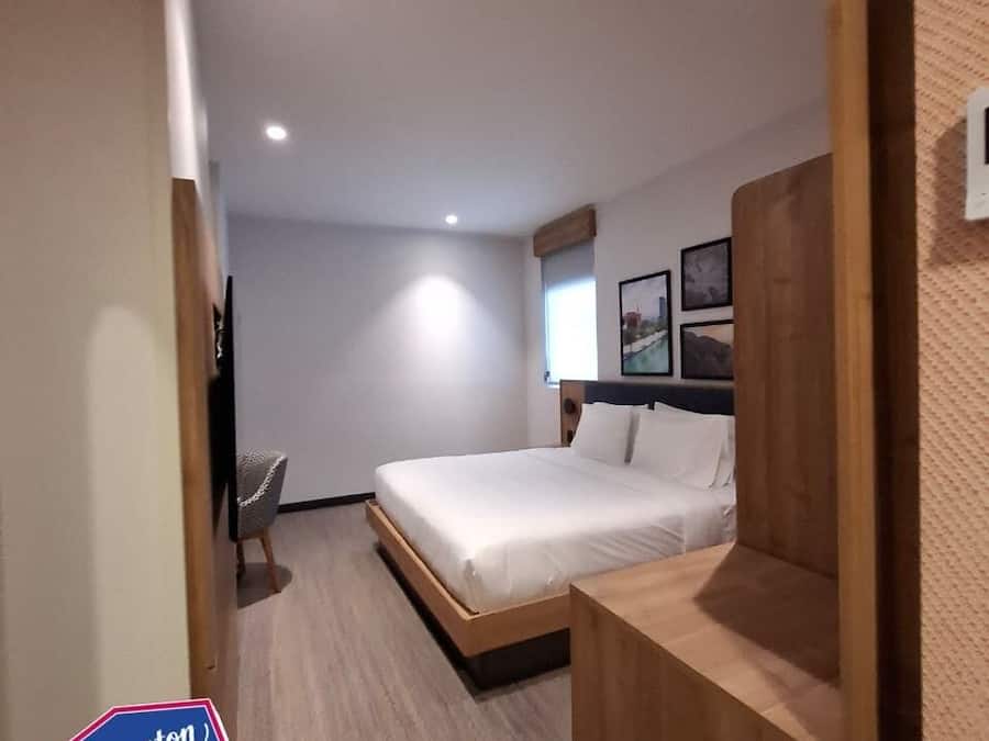 Chambre, 1 très grand lit | Coffres-forts dans les chambres, ameublement personnalisé, bureau