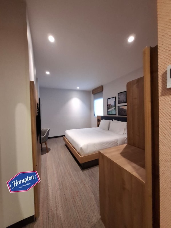 Room, 1 King Bed | In-room safe, individually furnished, desk, laptop workspace - Hampton By Hilton Monterrey Tecnologico (Monterrey)
