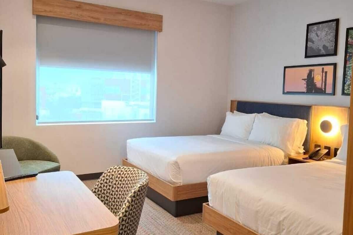 Habitación, 2 camas matrimoniales | Caja de seguridad en la habitación, muebles diferentes y escritorio