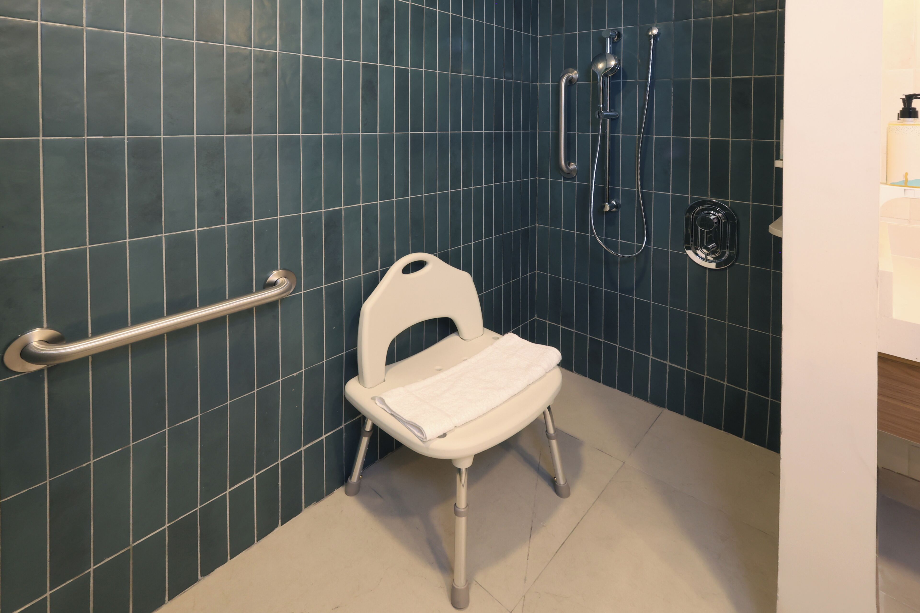 Habitación, 1 cama Queen size, con acceso para personas discapacitadas | Baño | Regadera, toallas, jabón, shampoo 