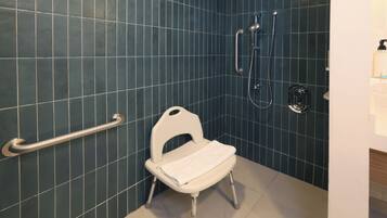 Habitación, 1 cama Queen size, con acceso para personas discapacitadas | Baño | Regadera, toallas, jabón, shampoo