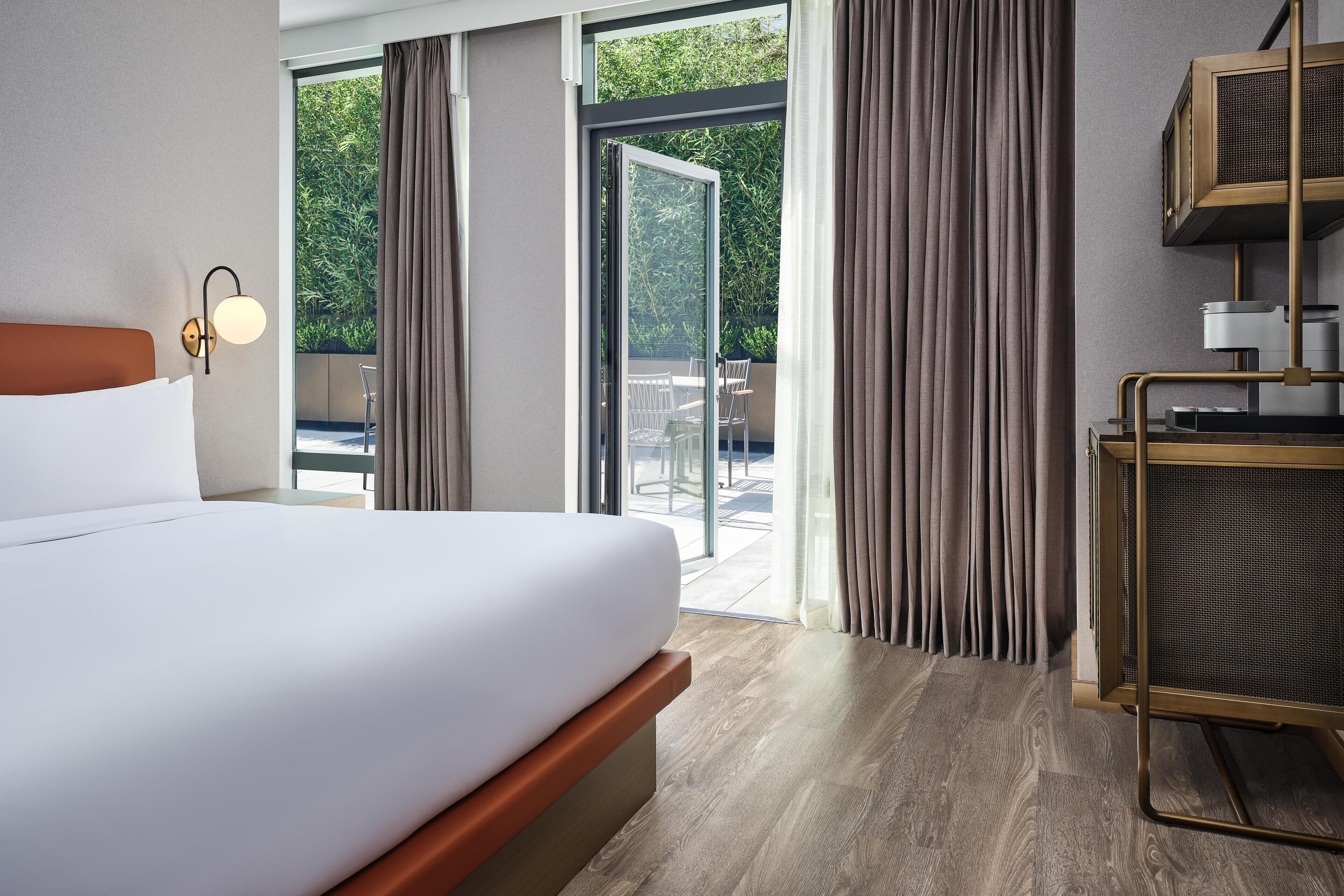 Caja fuerte, tabla de planchar con plancha, wifi gratis y ropa de cama