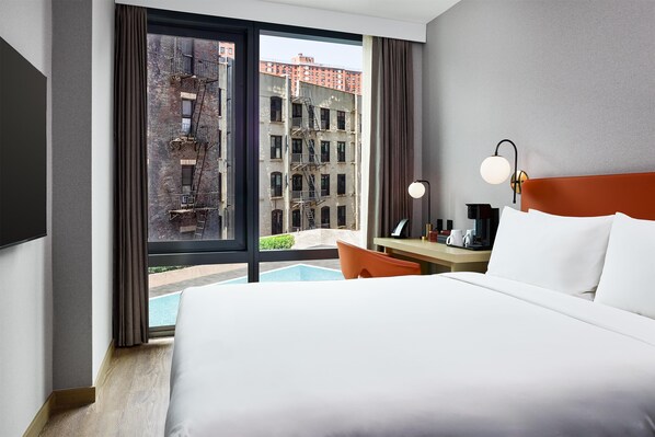 Room, 1 Queen Bed, Pool View