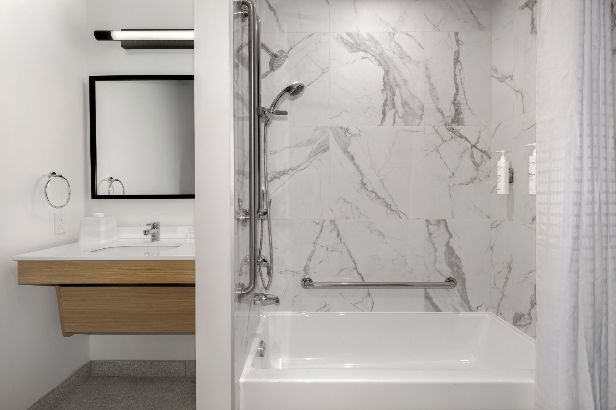 Baignoire et douche séparées, séchoir à cheveux, serviettes fournies