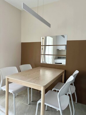 Condo, 2 chambres, accessible aux personnes à mobilité réduite, fumeur | Salle à manger