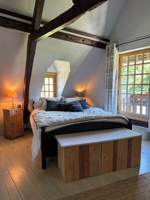 6 bedrooms, iron/ironing board, WiFi, bed sheets