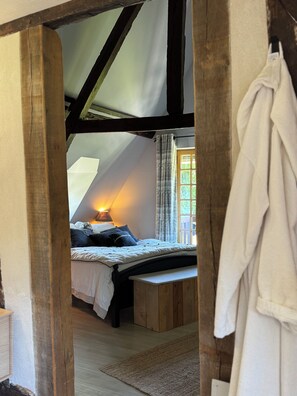 6 bedrooms, iron/ironing board, WiFi, bed sheets