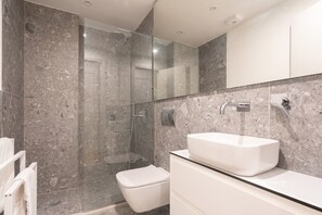 Shower, hair dryer, towels - LIV Athinum 1 - Luxury Apartment 4C (Athens)