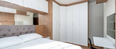 Une chambre à coucher avec un lit, un bureau et une chaise.