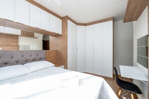 A bedroom with a bed, a desk, and a chair. - Apt in Cond. c/ Pool 5min From the Beach Mar202 (Florianópolis)