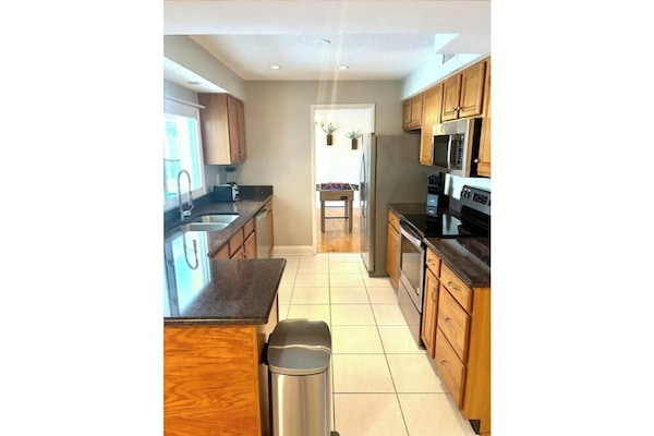 Kjøleskap, mikrobølgeovn, ovn og kokeplater