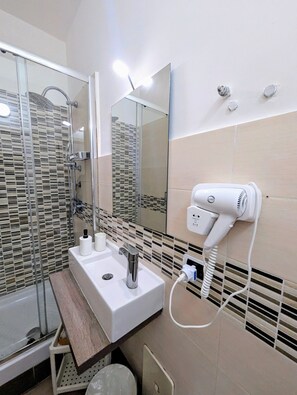 Quarto superior | Banheiro | Produtos de toalete grátis, secador de cabelo