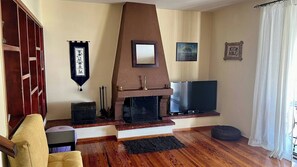 อพาร์ทเมนท์, 1 ห้องนอน, ระเบียง | ห้องนั่งเล่น | หนังสือ