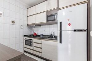 Basic Apartment | Private kitchen | Cookware/dishes/utensils - Apto 2Qts a 650m da praia no centrinho LIB203   (Florianópolis)