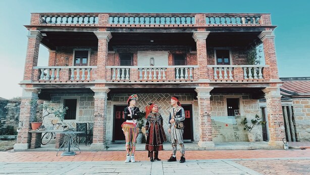 A two-story building with a balcony and a stone facade. - KIVALA Hostel (Jincheng)