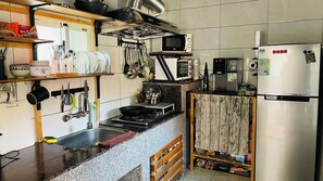 Full-sized fridge, microwave, oven, stovetop