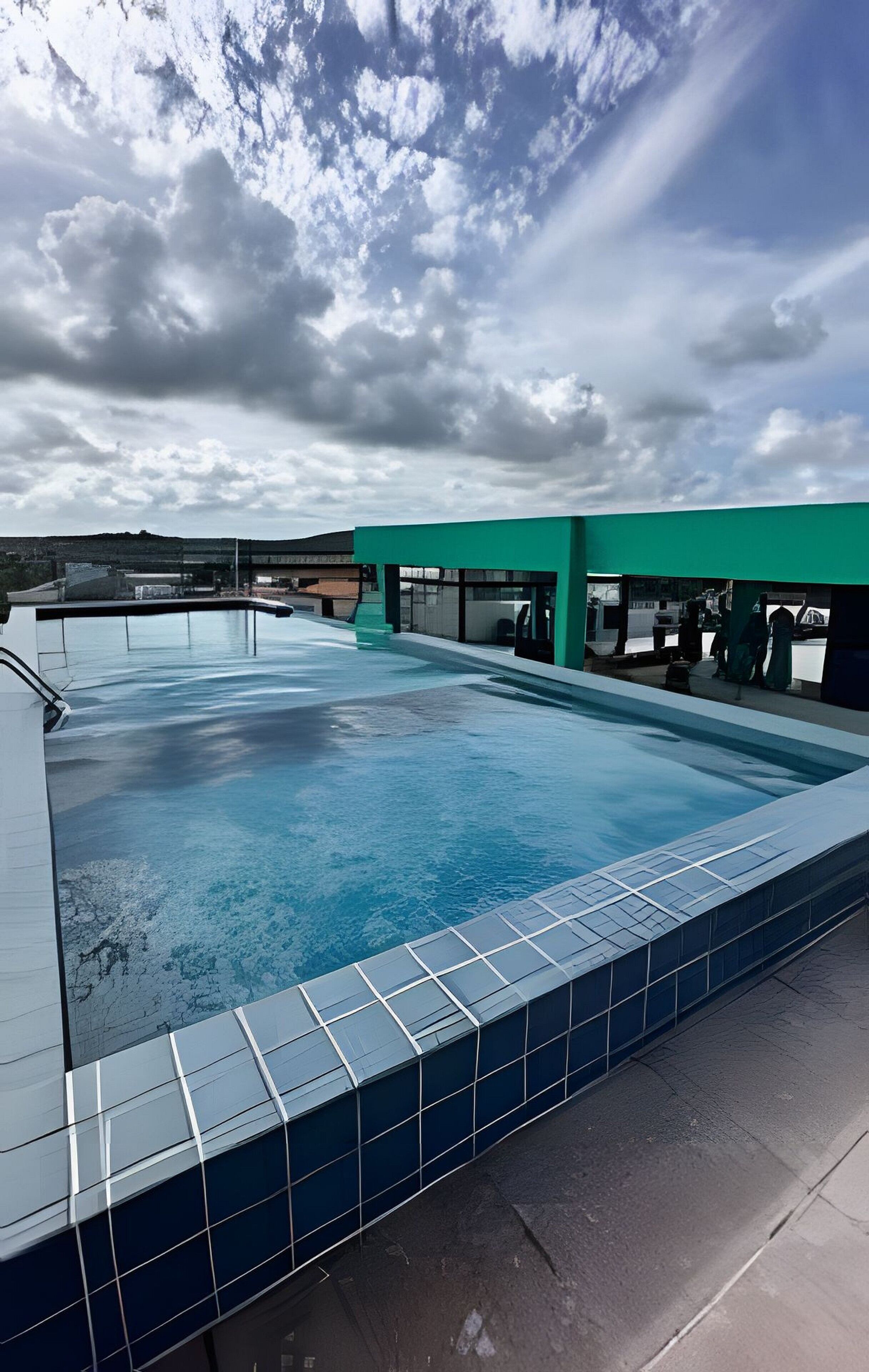 Udendørs pool, parasoller, liggestole