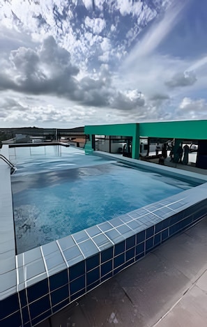 Piscina externa, guarda-sóis, espreguiçadeiras