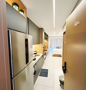 Refrigerador con freezer, microondas, placa de cocina, cafetera/tetera
