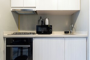 Deluxe Apartment | Private kitchen | Full-size fridge, microwave, oven, stovetop