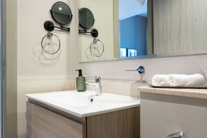 Deluxe Apartment | Bathroom | Shower, rainfall showerhead, free toiletries, hair dryer - KeyRock Living - Elegant Lake View Apt (Dubai)