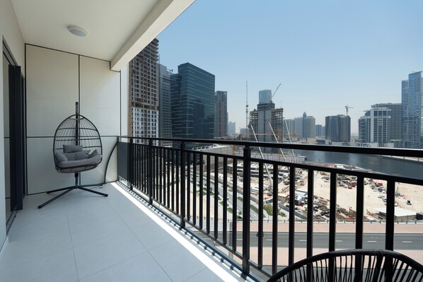 Deluxe Apartment | Terrace/patio - KeyRock Living - Elegant Lake View Apt (Dubai)