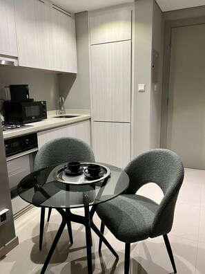Deluxe Apartment | Private kitchen | Full-size fridge, microwave, oven, stovetop