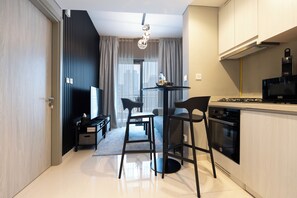 Deluxe Apartment | Private kitchen | Full-sized fridge, microwave, oven, stovetop - KeyRock Living - Elegant Lake View Apt (Dubai)